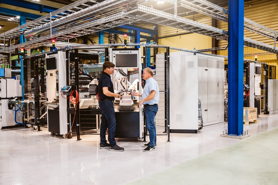 Two employees in Nolato Polymer production