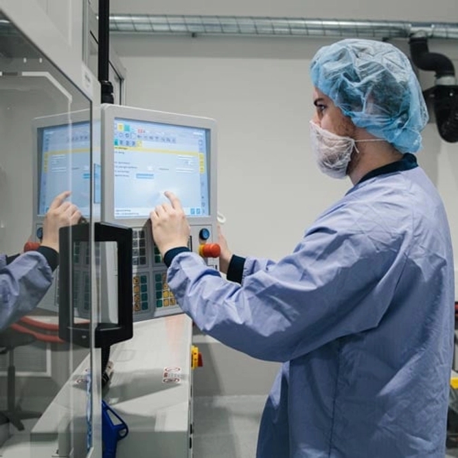 Employee in protection clothes at Nolato MediTech